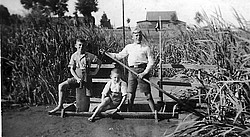 Mit dem Floß auf dem Dorfteich: Benno und Hans Peinert und Paul Langhans