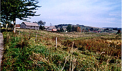 Dorfansicht (Ausschnitt) von Parösken und der Parösker Berg (210 m)