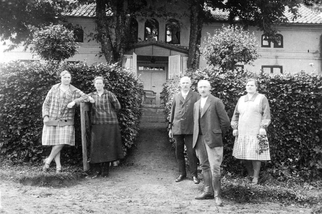 Familie Franz Meyer vor ihrem Haus 1921