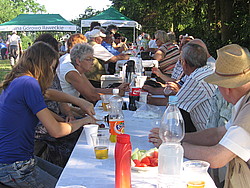 Unsere Reisegruppe beim Dorffest 2010, das die polnischen Landfrauen liebevoll vorbereitet hatten