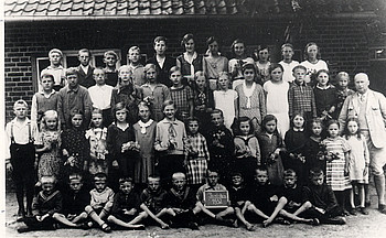 Schulbild Parösken 1932 mit Lehrer Hans Rußland
