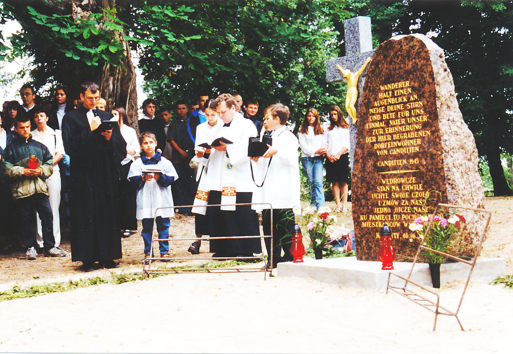 Einweihung des Ehrenfriedhofs in Canditten/Kandyty am 08. 06. 2002