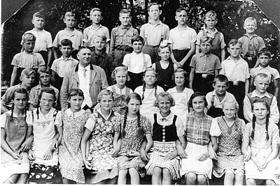 Ein Foto aus friedlichen Tagen in Canditten: Schulklasse 1939/40 mit Schulleiter Gustav Glass