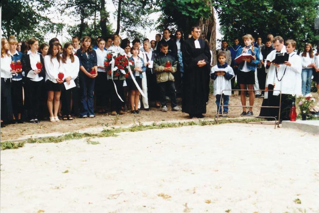 Die Einweihung des Ehrenfriedhofs im Juni 2002