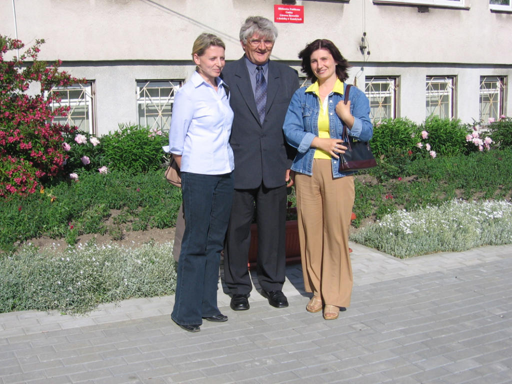 Schulleiter Jozef Kawa mit den Deutschlehrerinnen 2002
