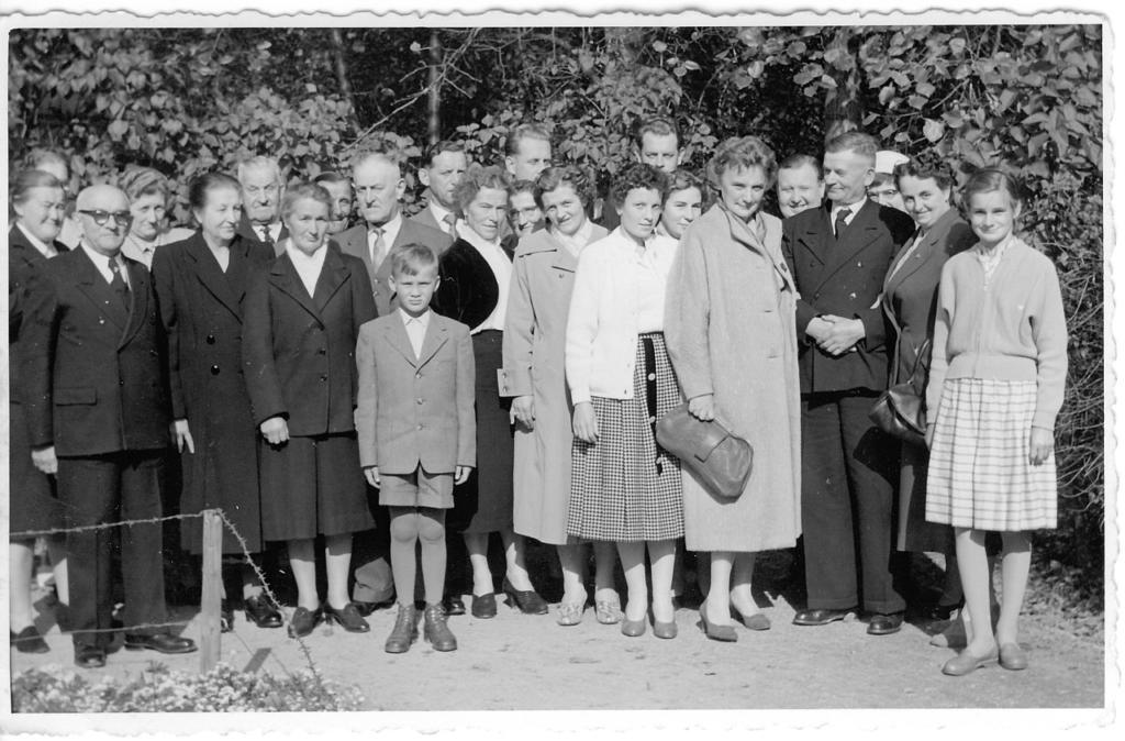 Superintendent Arnold Freyer und Landsleute beim Treffen am 06.10.1957