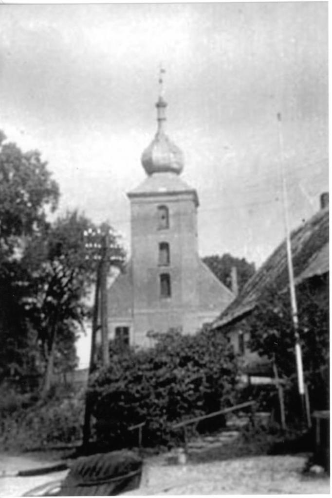 Die Kirche mit der alten Schule 1935