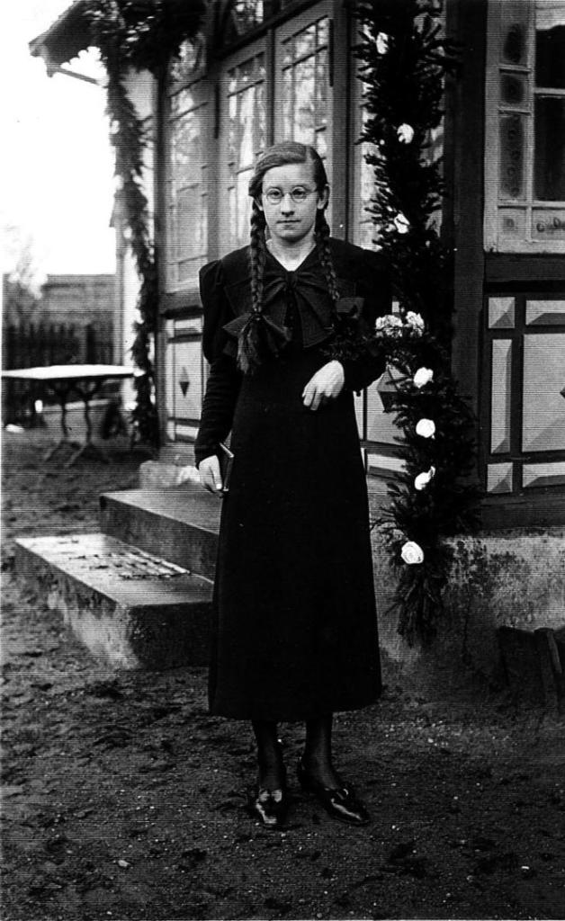 Toni Neumann bei ihrer Konfirmation 1938