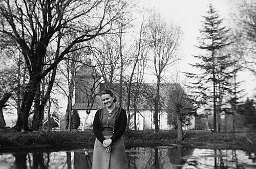 Guttenfeld Kirche und Pfarrersfrau Ilse Welz 1936